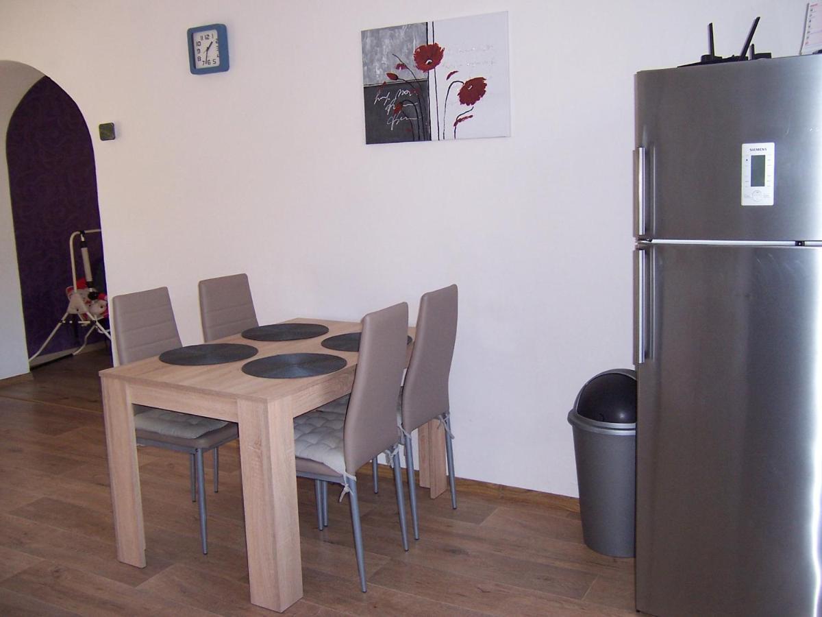 Salas-Dum Pro Spolecnou Dovolenou Az 11 Osob Exterior foto